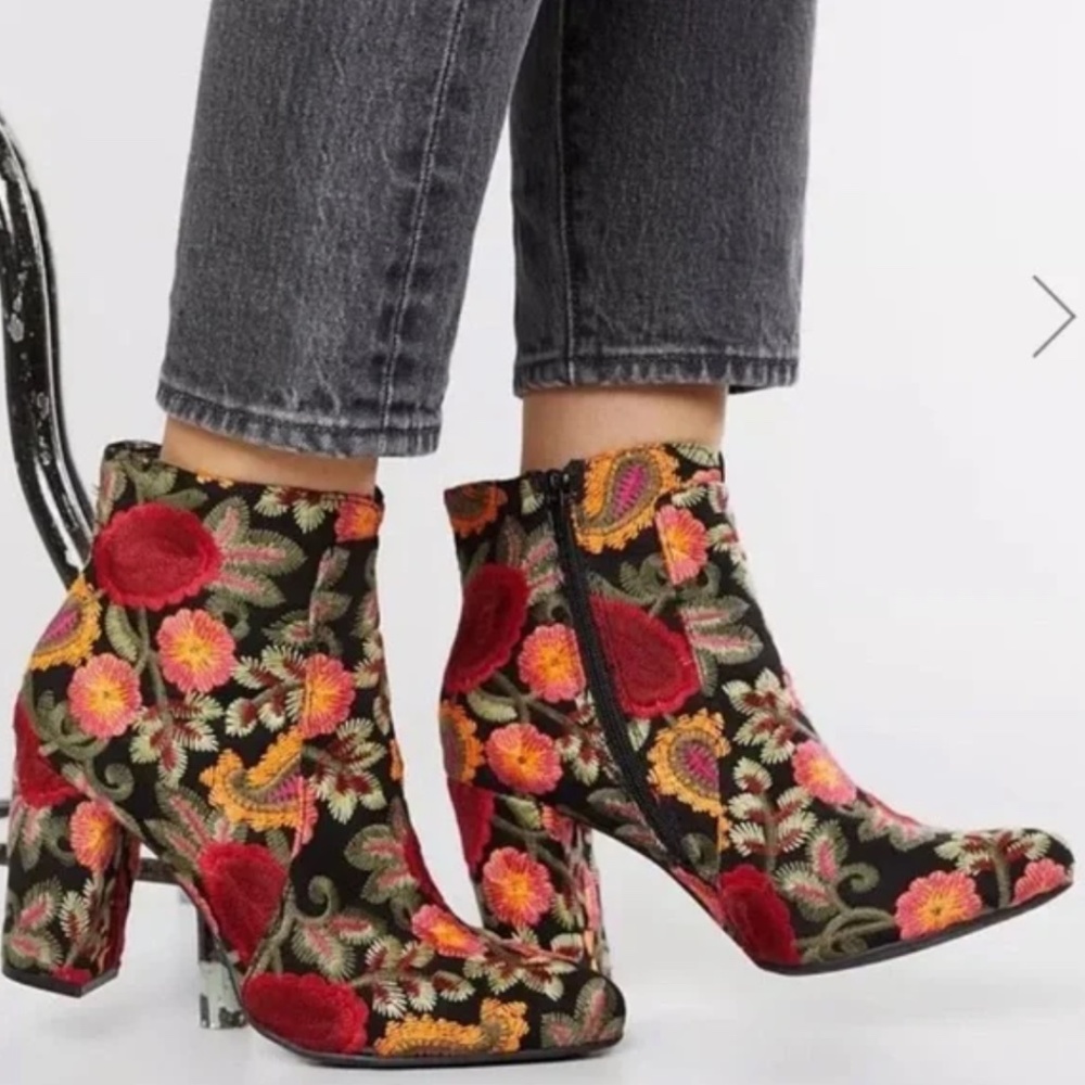 Mia Block Heel Bootie 8.5 Floral rosebud pattern